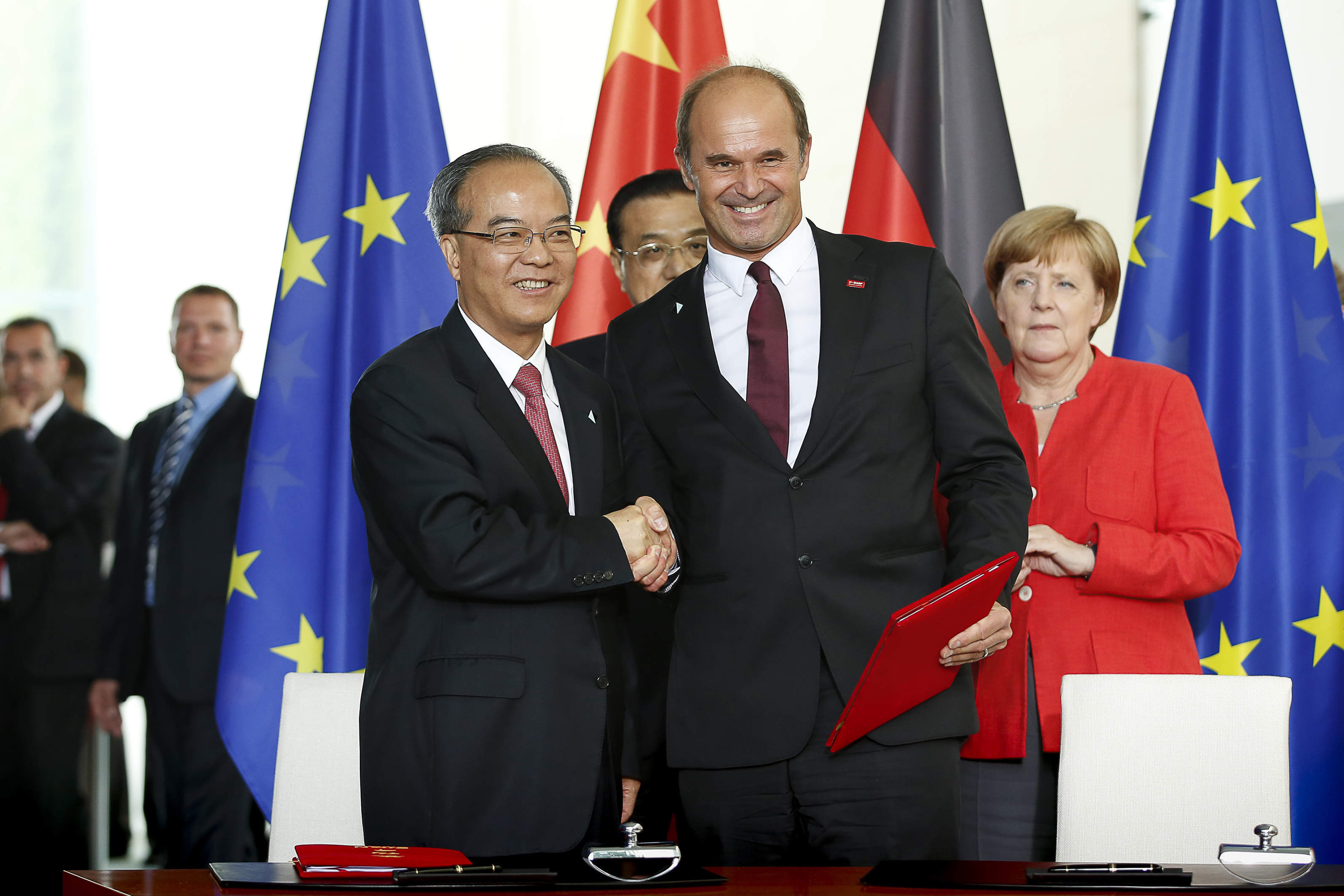 Signing of the MoU in Berlin in the presence of Germany’s Chancellor Angela Merkel and the Chinese Premier Li Keqiang: Martin Brudermüller, BASF’s Chairman of the Board of Executive Directors, and Lin Shaochun, Executive Vice Governor of Guangdong Pr