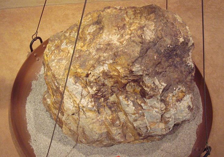 654px-Gold_30g_for_a_860kg_rock