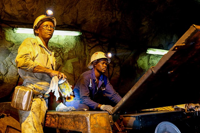 Diamond miners at work